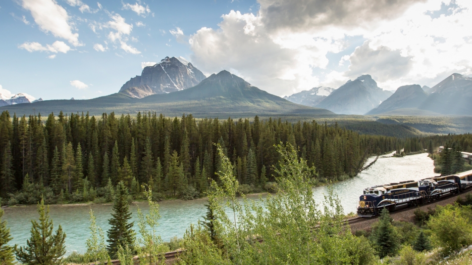 Rocky Mountaineer along Morant's Curve in bBanff National Park